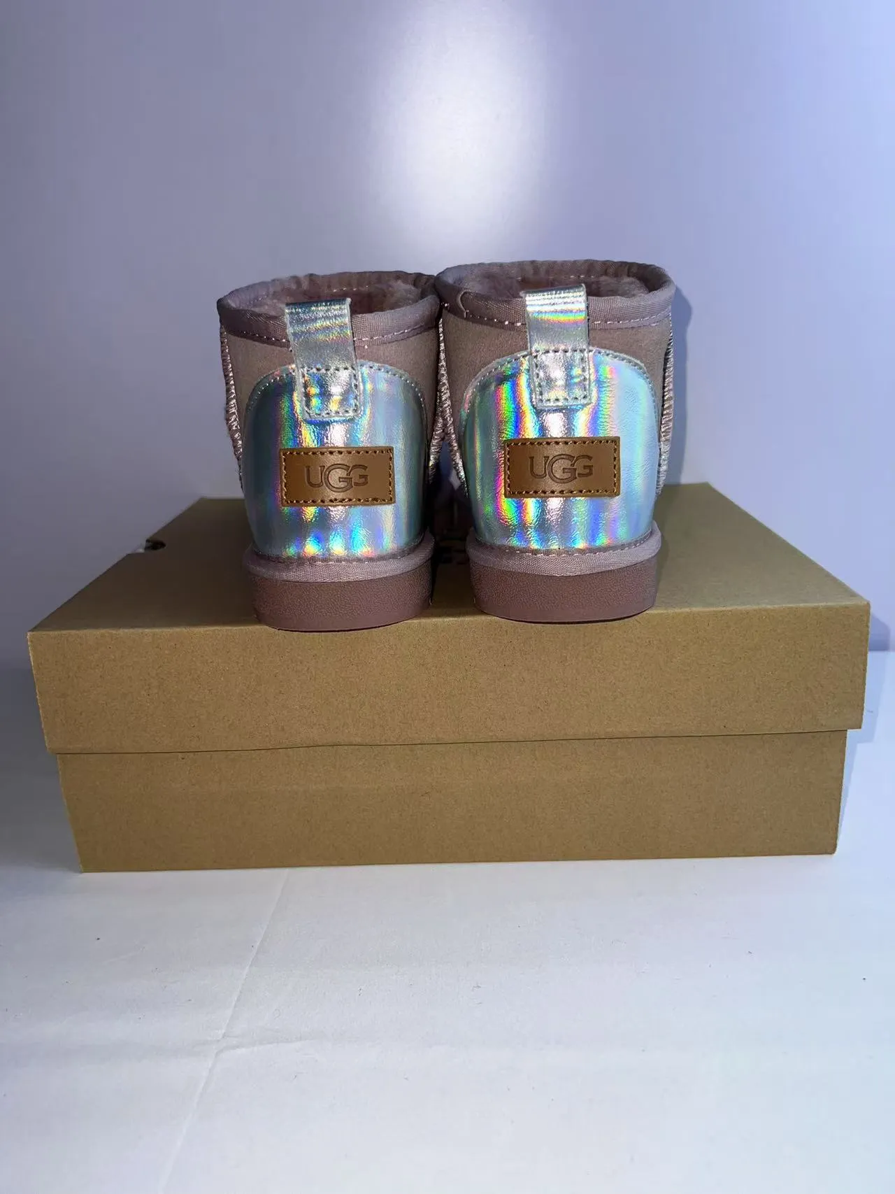 UGG Classic Mini होलोग्राफिक हील स्यूड स्नो बूट 3