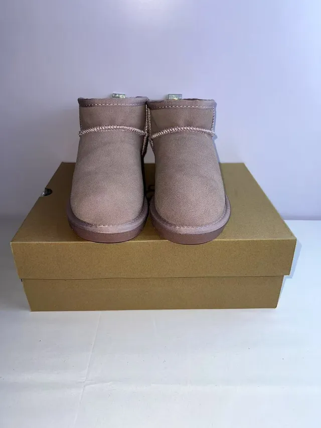 UGG Classic Mini होलोग्राफिक हील स्यूड स्नो बूट 4