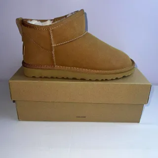 UGG كلاسيك ميني حنطي جلد النعيم مبطن بشيرلينج أحذية الثلج