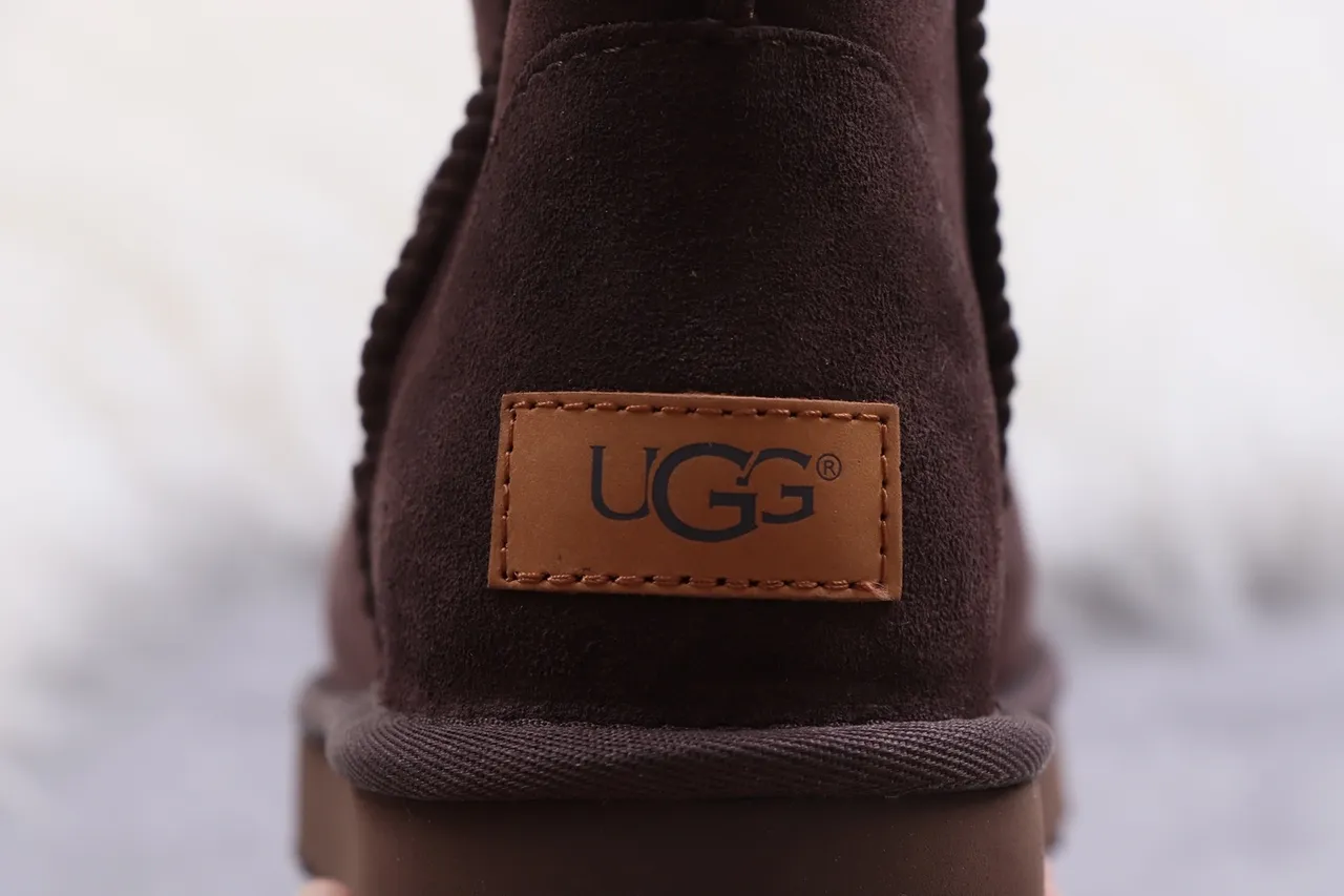 UGG Classic Short চকলেট ব্রাউন সুয়েড স্নো বুট 3