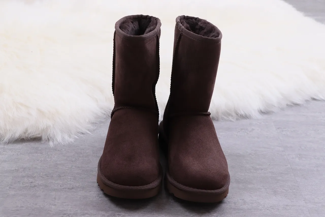 UGG Classic Short চকলেট ব্রাউন সুয়েড স্নো বুট 9