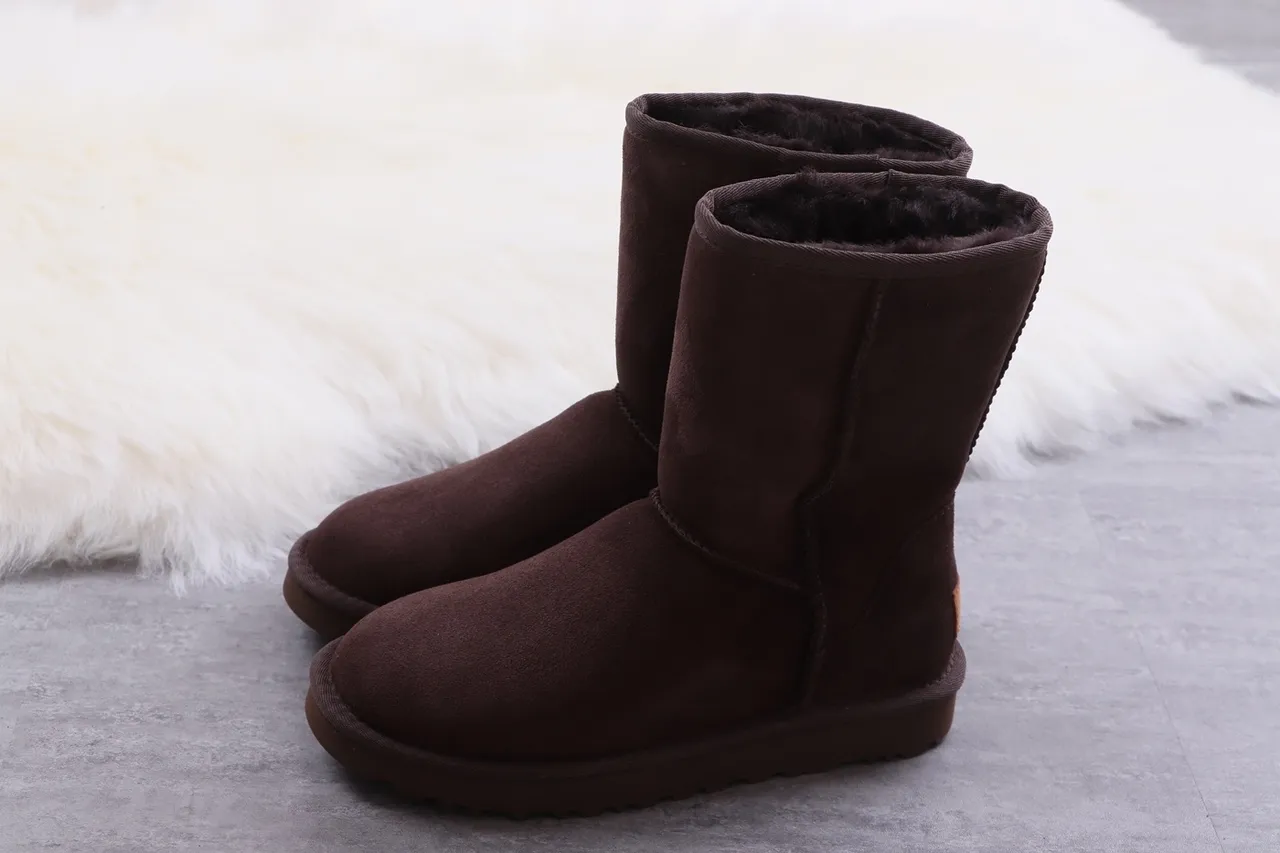 UGG Classic Short চকলেট ব্রাউন সুয়েড স্নো বুট 10