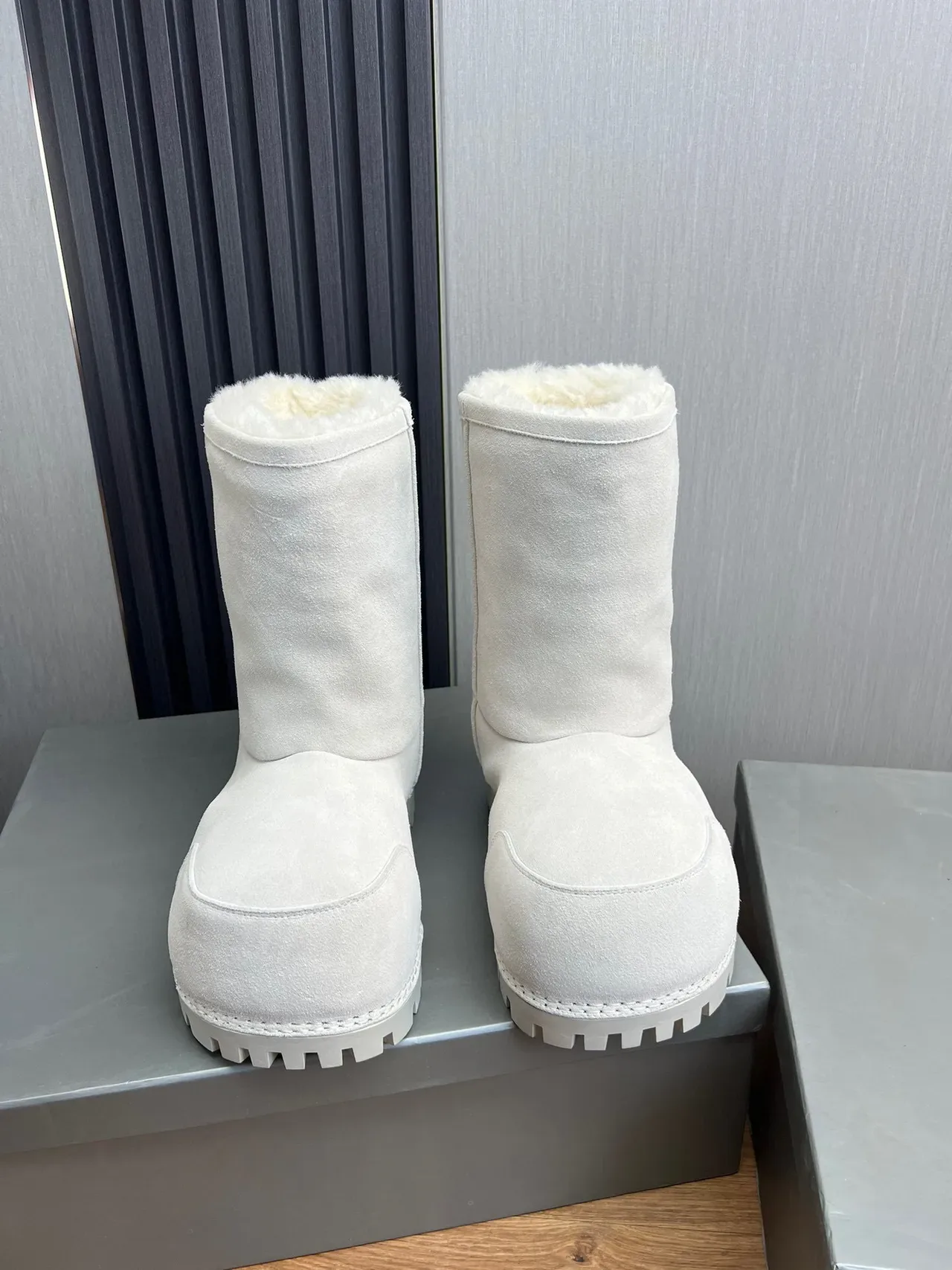 UGG 灰色羊麂皮羊毛衬里翻边雪靴 2