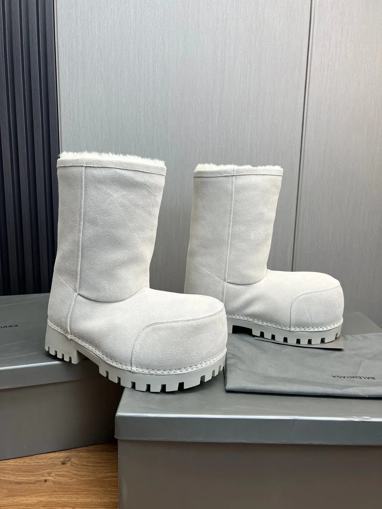 UGG 灰色羊麂皮羊毛衬里翻边雪靴 3