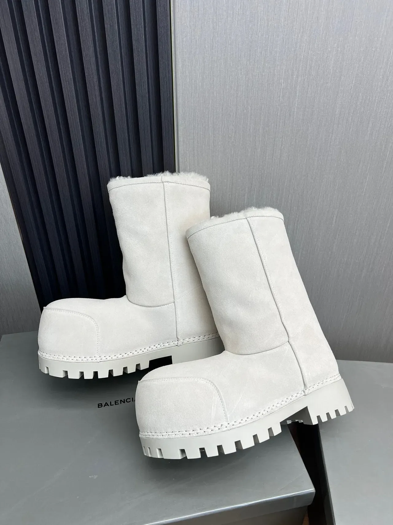 UGG 灰色羊麂皮羊毛衬里翻边雪靴 4