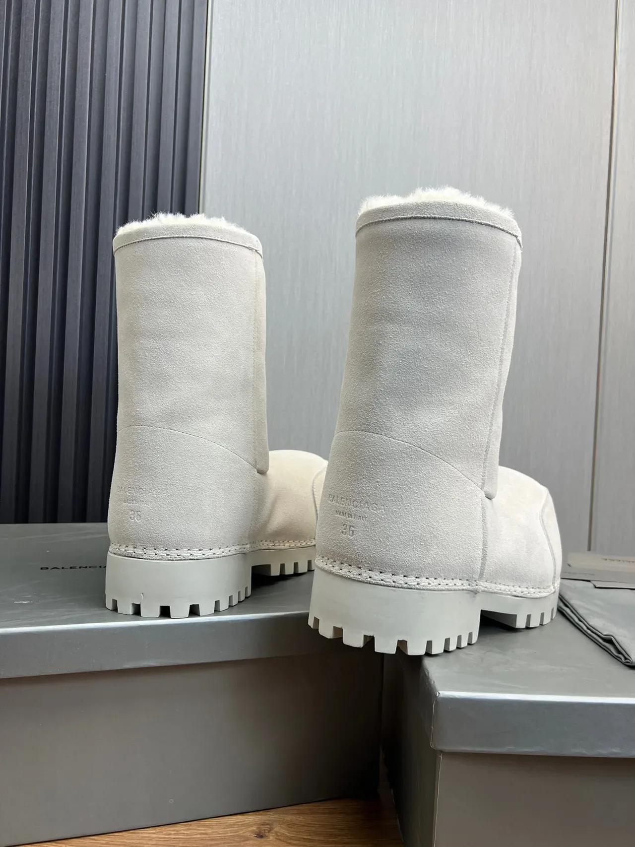 UGG 灰色羊麂皮羊毛衬里翻边雪靴 5