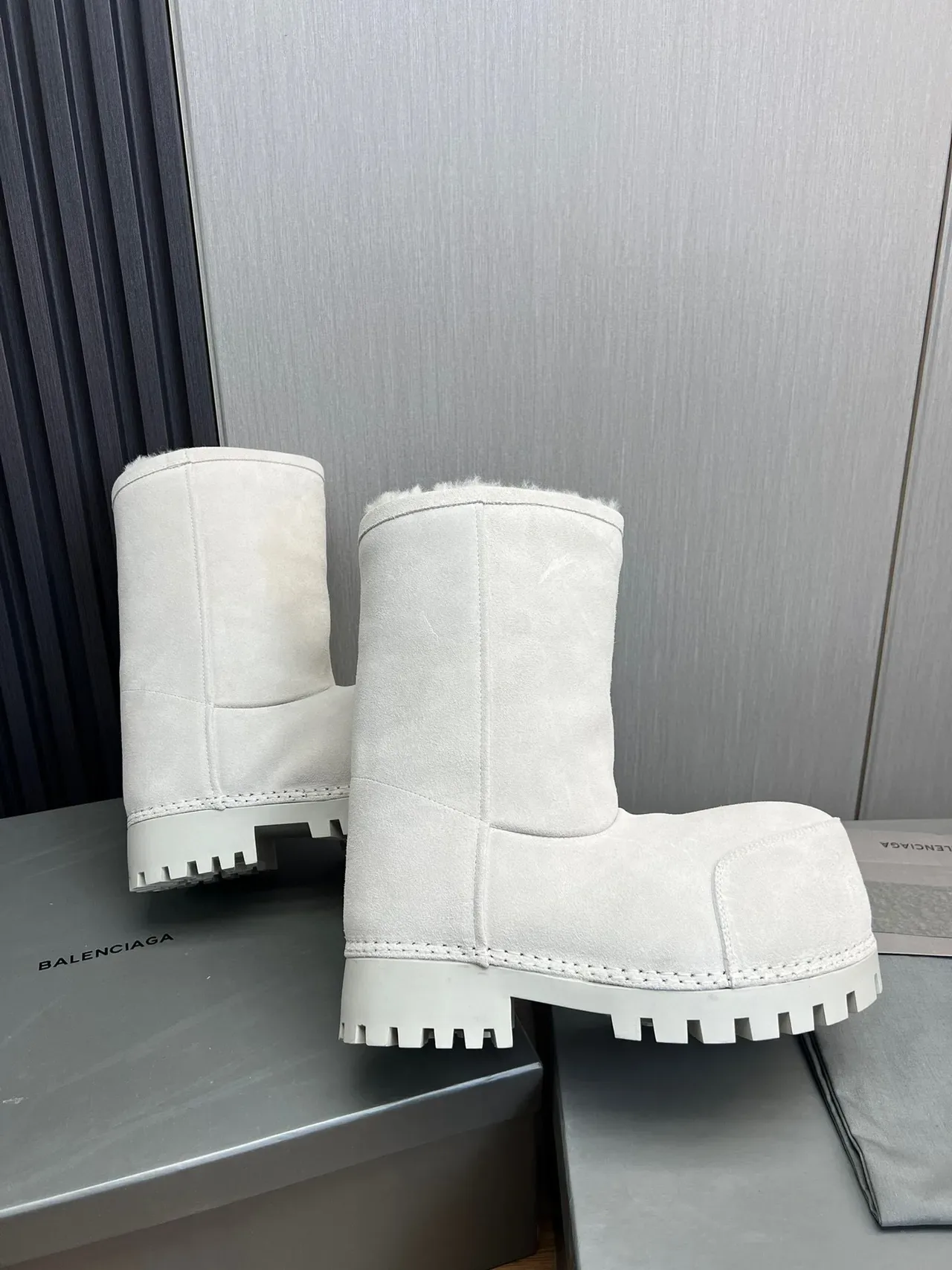 UGG 灰色羊麂皮羊毛衬里翻边雪靴 6