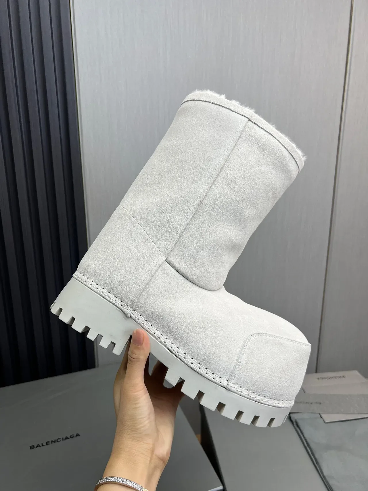 UGG 灰色羊麂皮羊毛衬里翻边雪靴 7
