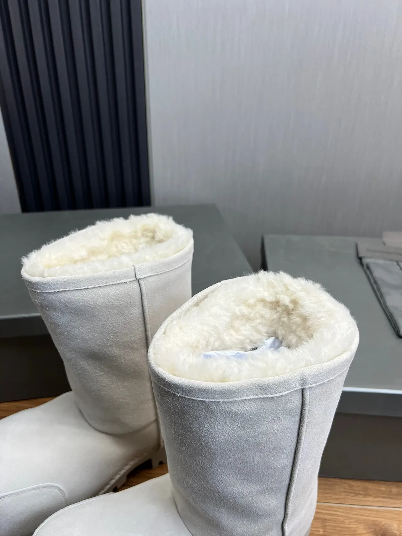 UGG 灰色羊麂皮羊毛衬里翻边雪靴 8