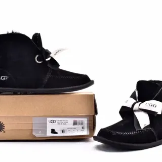UGG मिनी बेली बटन चमकदार काला सूड एंकोल जूते