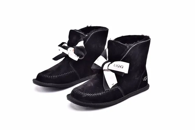 UGG মিনি বেলি চকচকে বাটন কালো সুয়েড এনকেল বুট 2