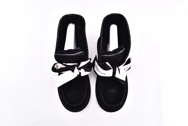 UGG মিনি বেলি চকচকে বাটন কালো সুয়েড এনকেল বুট 3