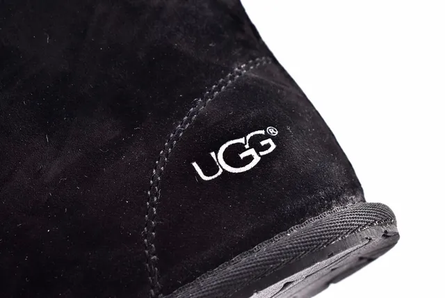 UGG মিনি বেলি চকচকে বাটন কালো সুয়েড এনকেল বুট 4