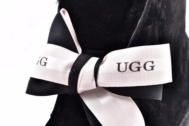 UGG মিনি বেলি চকচকে বাটন কালো সুয়েড এনকেল বুট 5