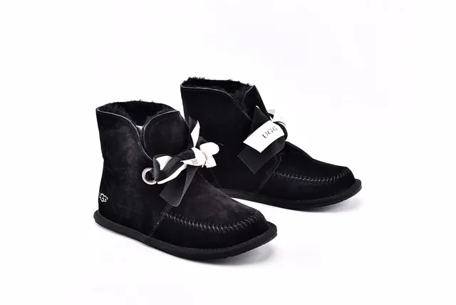 UGG মিনি বেলি চকচকে বাটন কালো সুয়েড এনকেল বুট 9