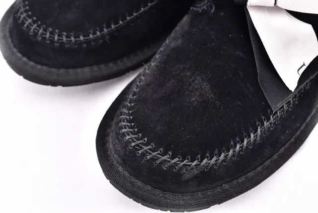 UGG মিনি বেলি চকচকে বাটন কালো সুয়েড এনকেল বুট 10