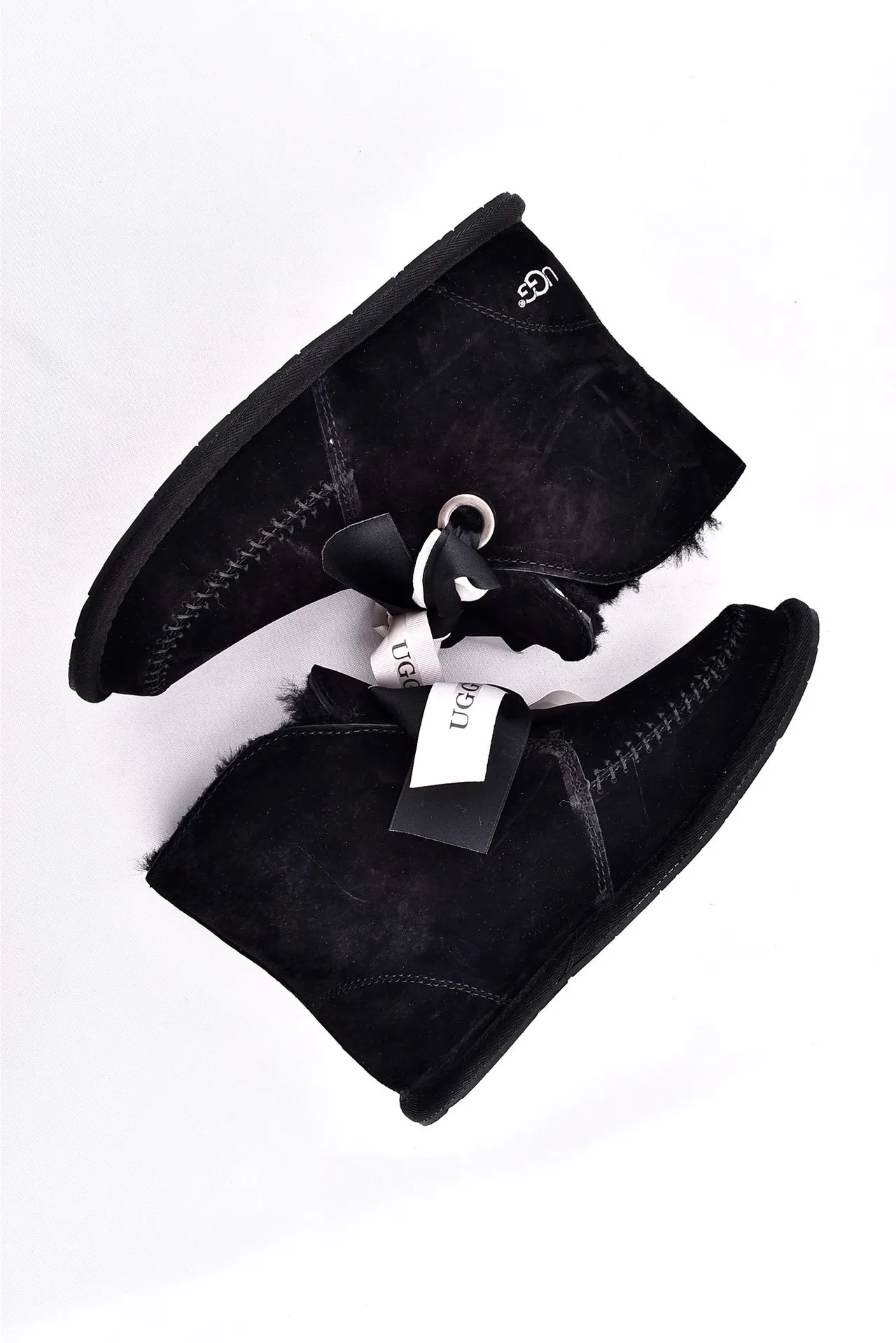 UGG মিনি বেলি চকচকে বাটন কালো সুয়েড এনকেল বুট 12