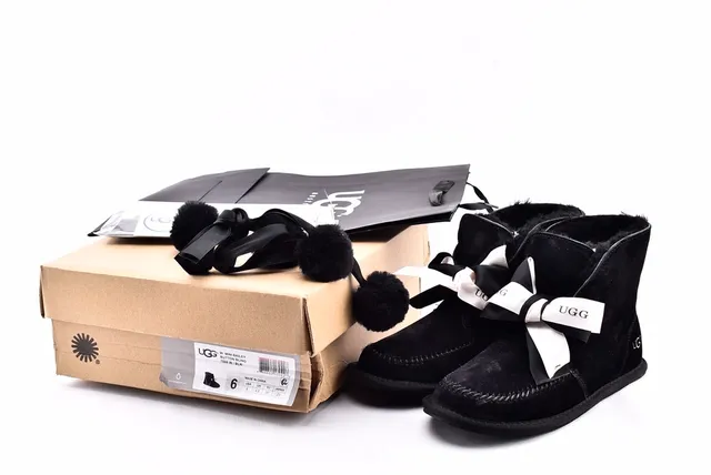 UGG মিনি বেলি চকচকে বাটন কালো সুয়েড এনকেল বুট 15