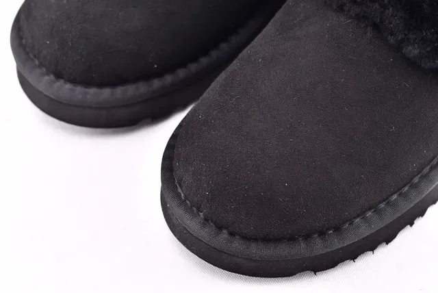 UGG Nita Sapatos Casuais Pretos com Forro de Pele de Ovelha Slip-On 10