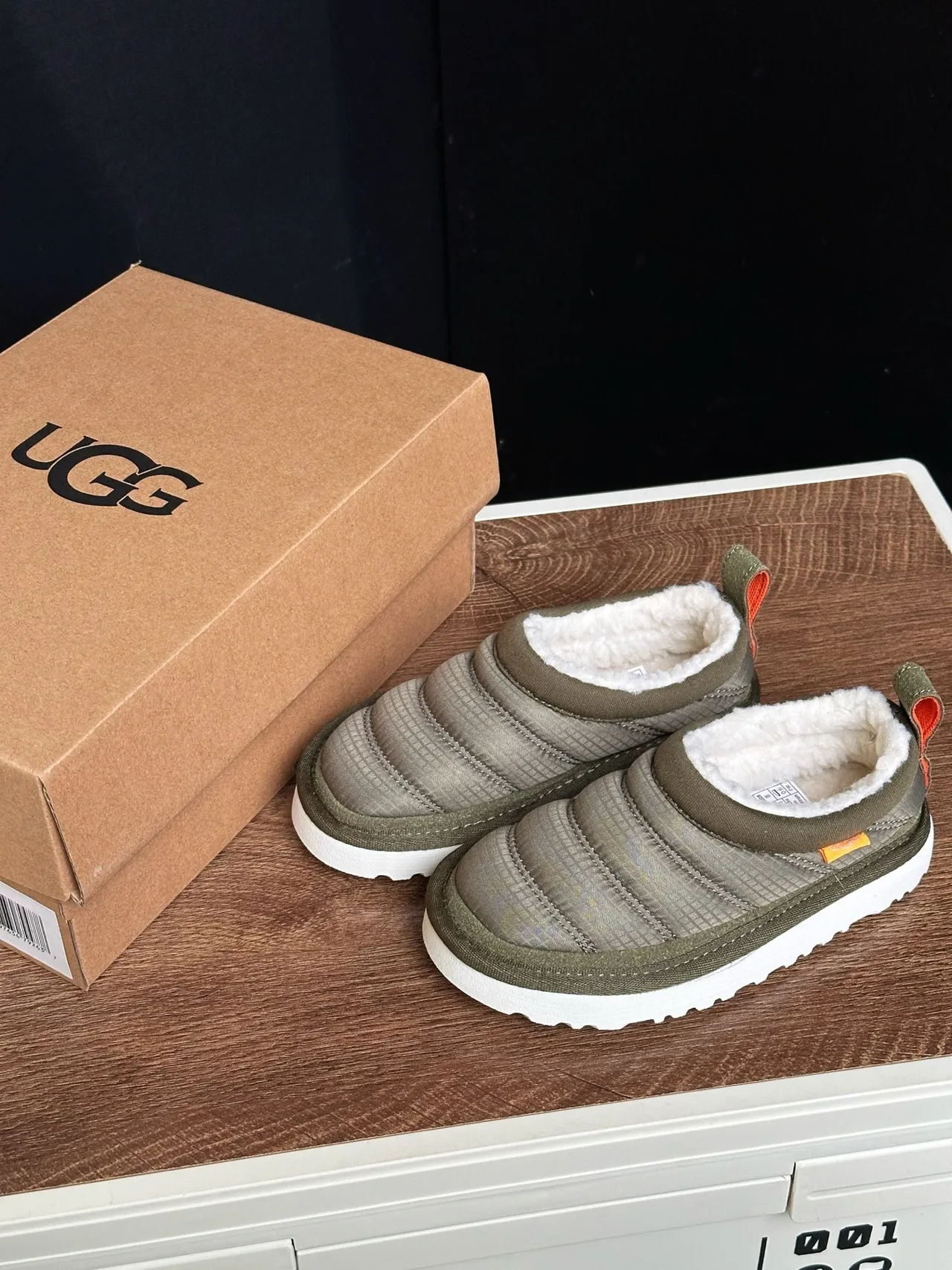 UGG Tasman Verde Ejército Blanco acolchado puffer superior forro de cordero cuello zapatos casuales 7