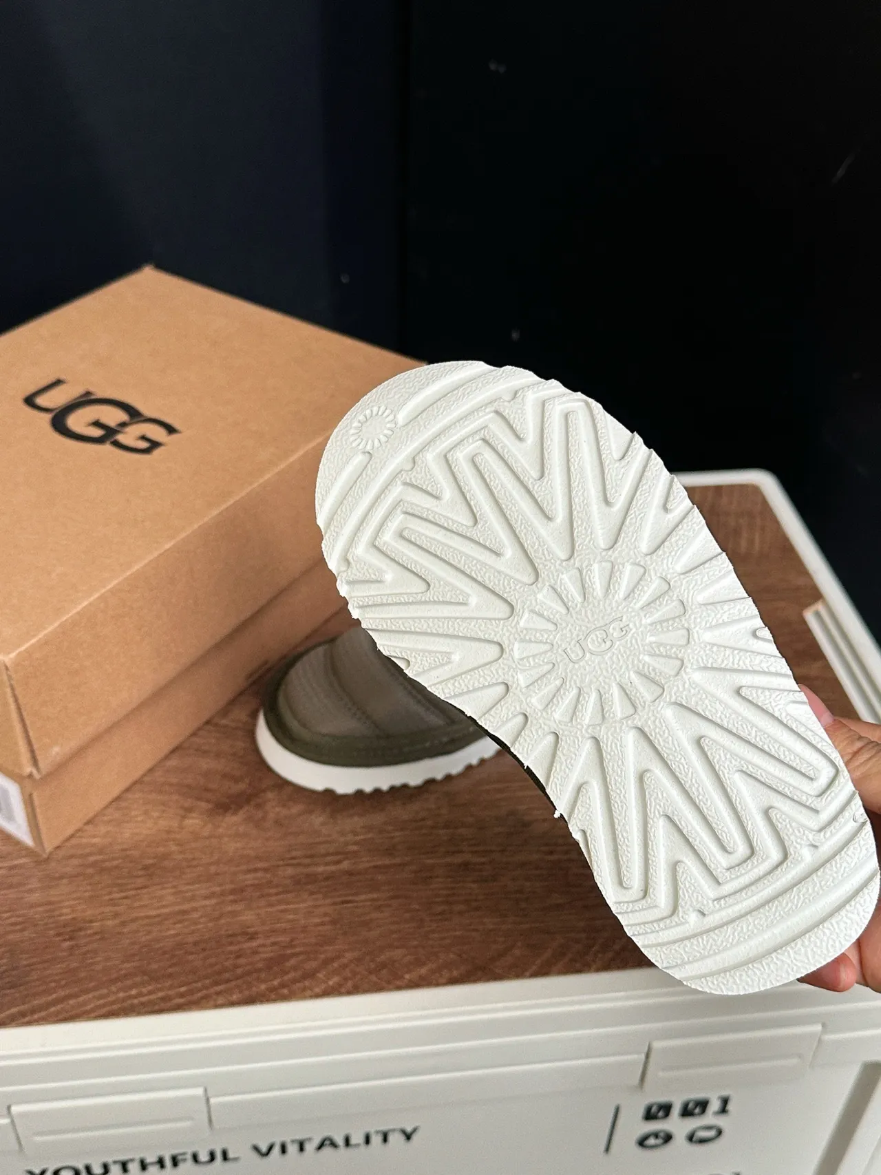 UGG Tasman Verde Ejército Blanco acolchado puffer superior forro de cordero cuello zapatos casuales 10