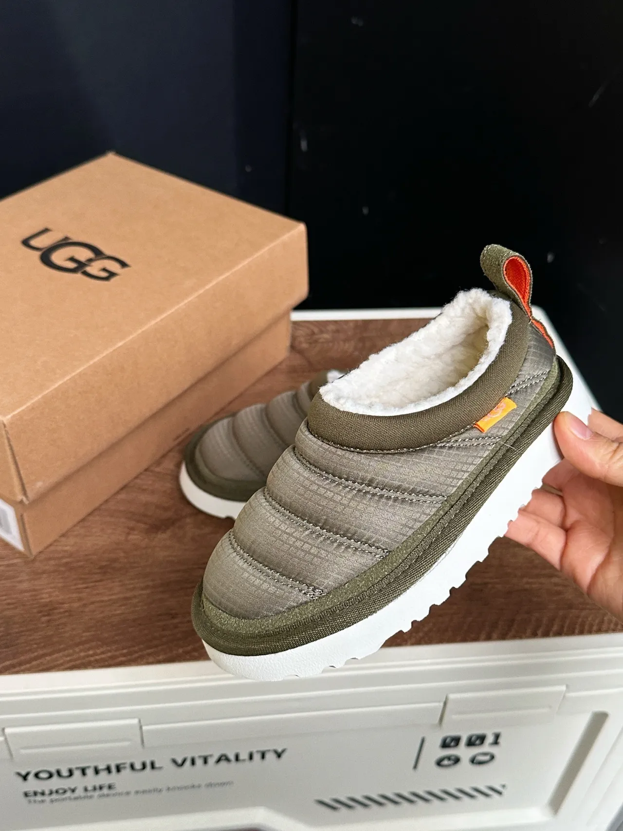 UGG Tasman Verde Ejército Blanco acolchado puffer superior forro de cordero cuello zapatos casuales 11