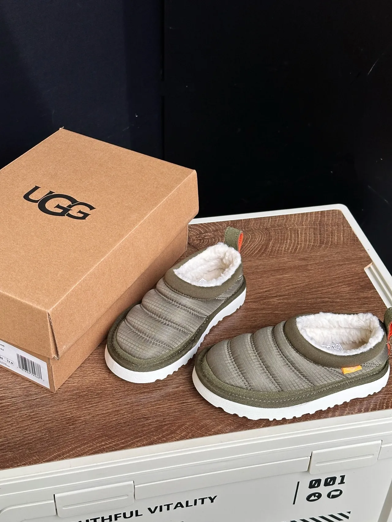 UGG Tasman Verde Ejército Blanco acolchado puffer superior forro de cordero cuello zapatos casuales 12