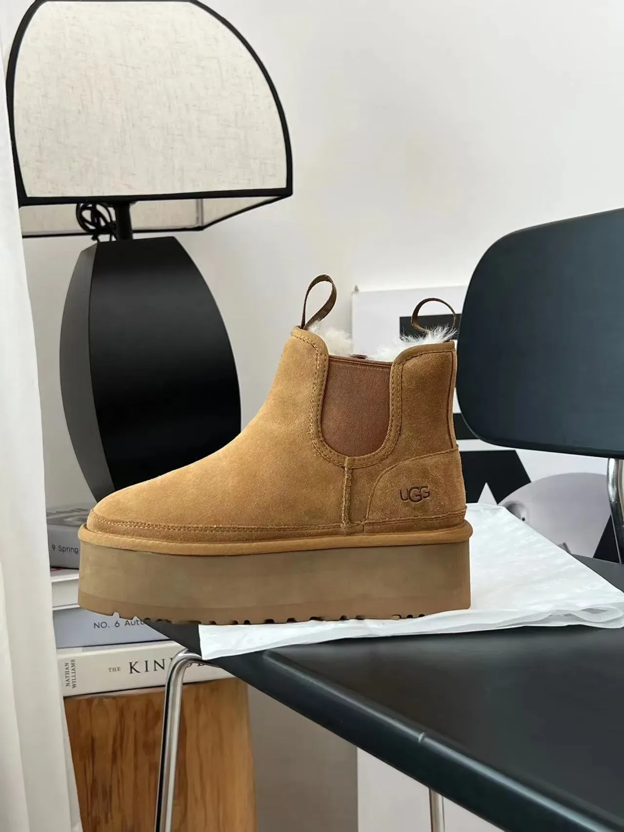 UGG Tasman ব্রাউন ও হোয়াইট স্যুড চেলসি বুট প্ল্যাটফর্ম সোল 2