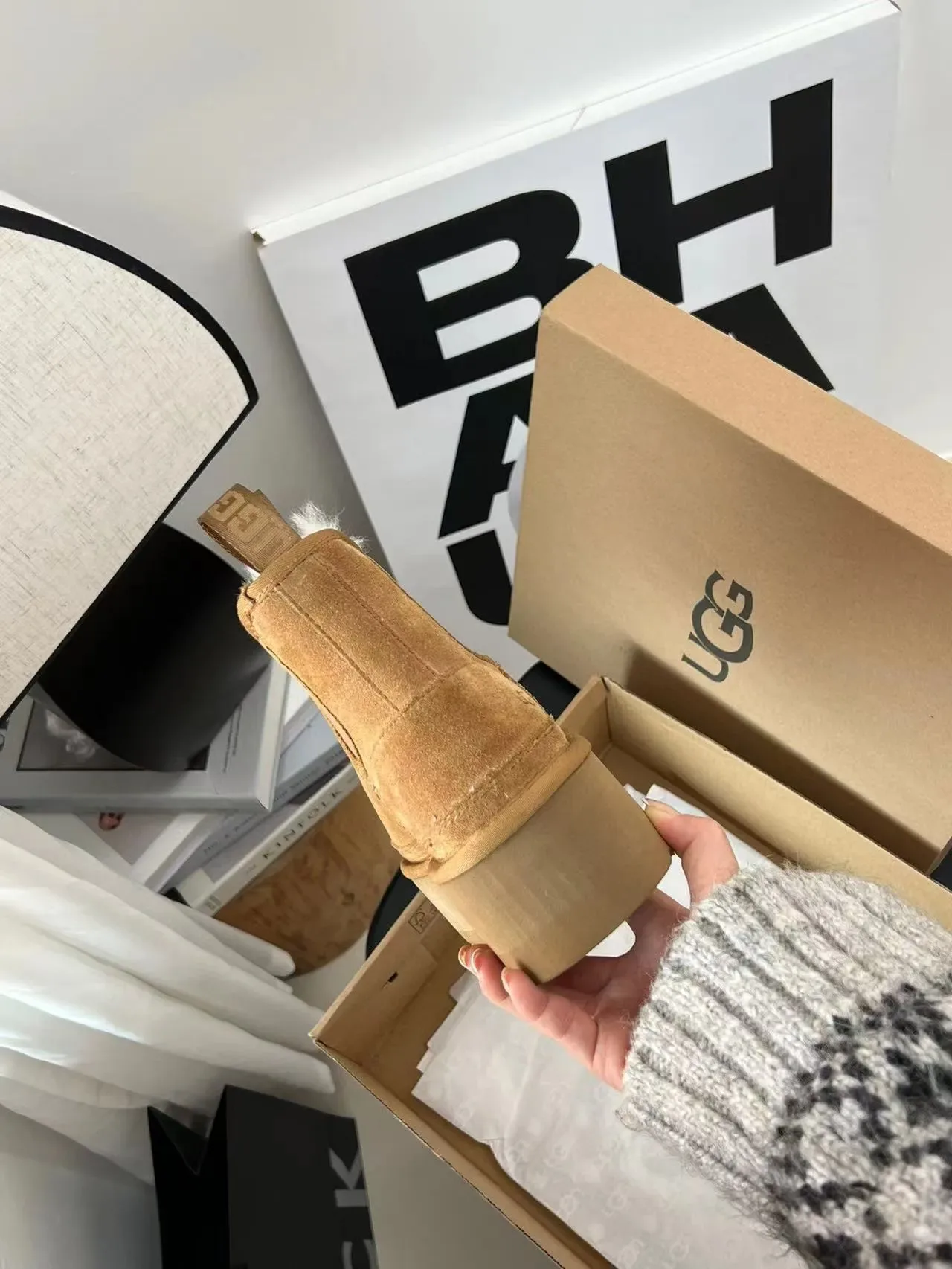 UGG Tasman ব্রাউন ও হোয়াইট স্যুড চেলসি বুট প্ল্যাটফর্ম সোল 3