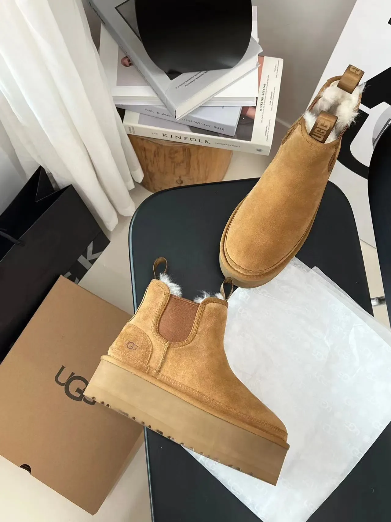 UGG Tasman ব্রাউন ও হোয়াইট স্যুড চেলসি বুট প্ল্যাটফর্ম সোল 4