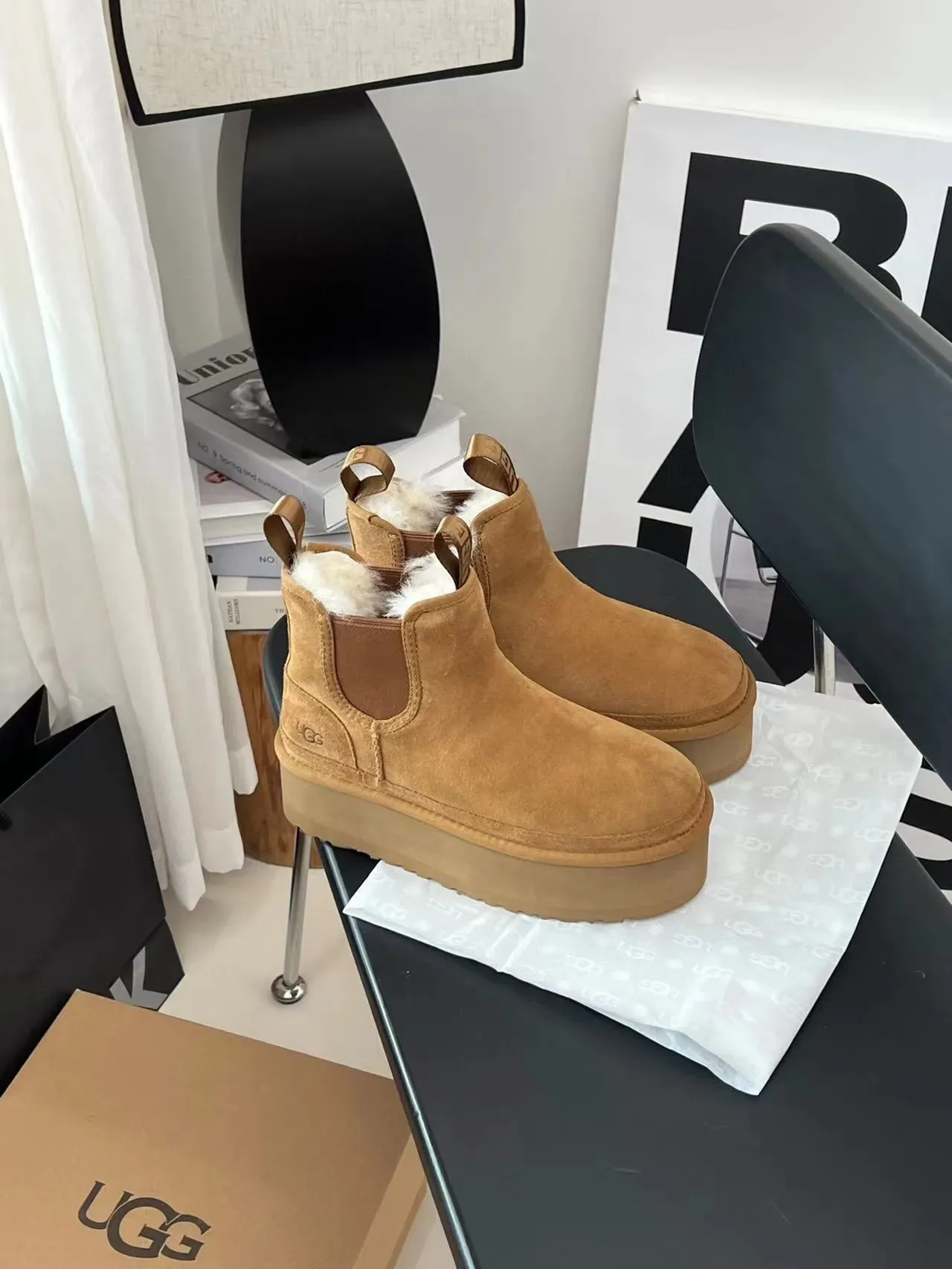UGG Tasman ব্রাউন ও হোয়াইট স্যুড চেলসি বুট প্ল্যাটফর্ম সোল 5