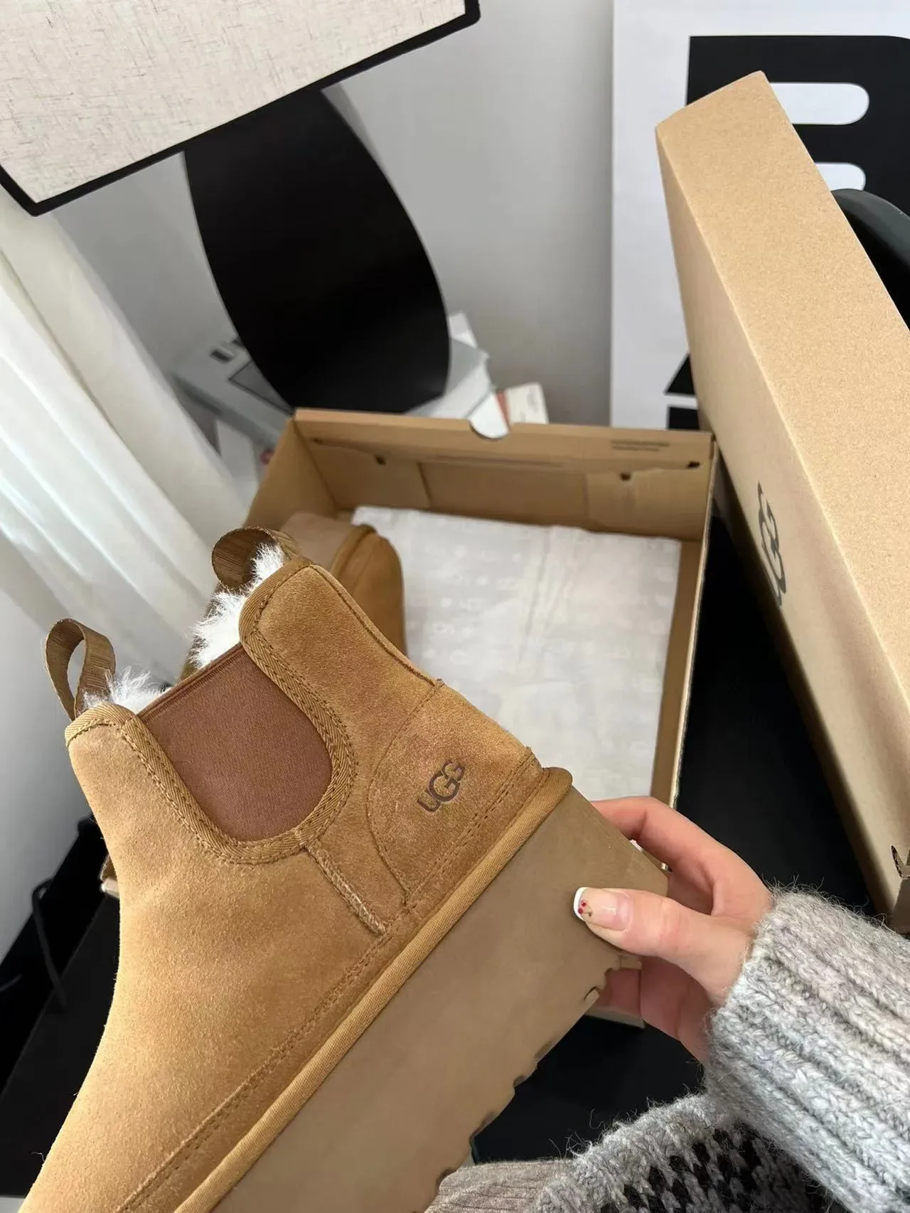 UGG Tasman ব্রাউন ও হোয়াইট স্যুড চেলসি বুট প্ল্যাটফর্ম সোল 6