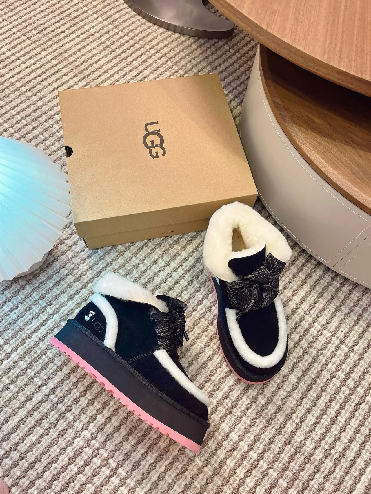 UGG Tasman启发的黑色和白色羊毛平台雪靴 2