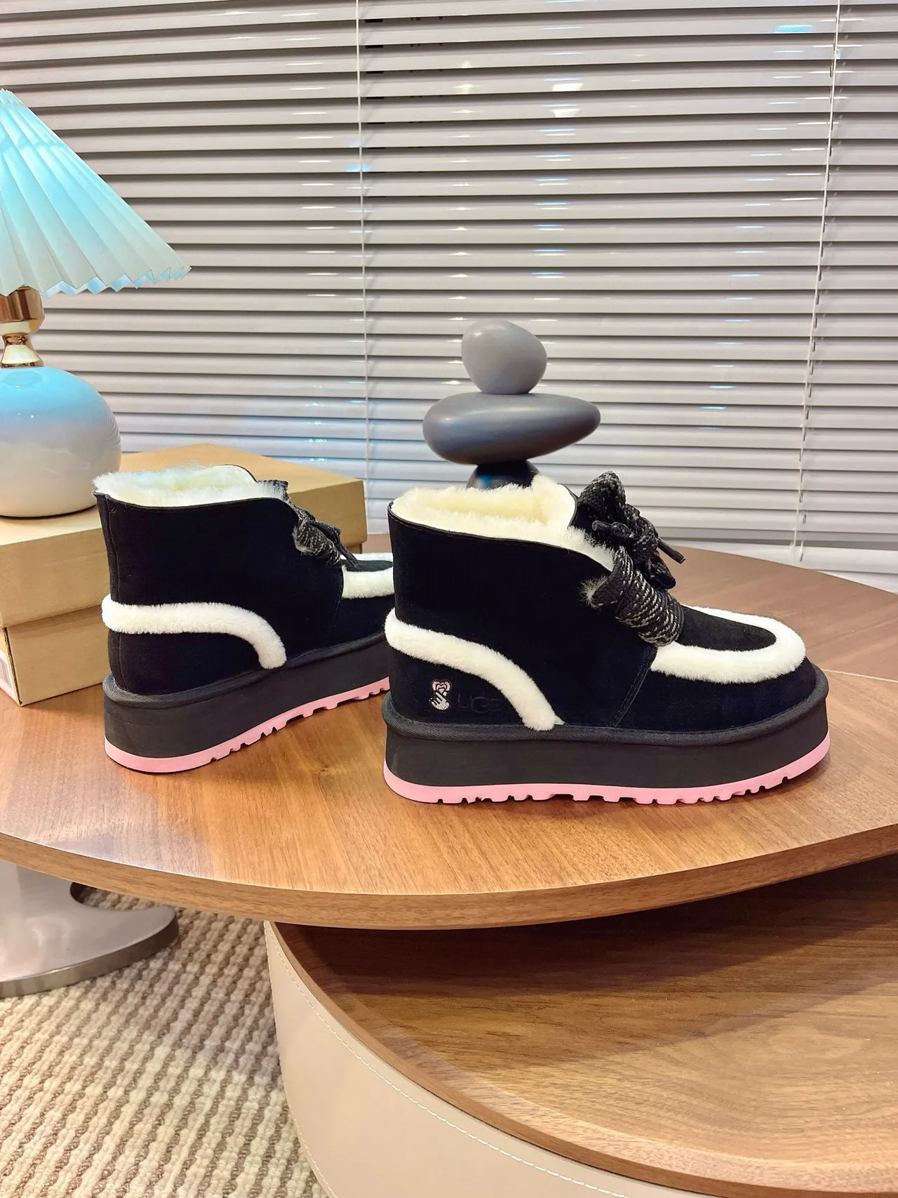UGG Tasman启发的黑色和白色羊毛平台雪靴 3