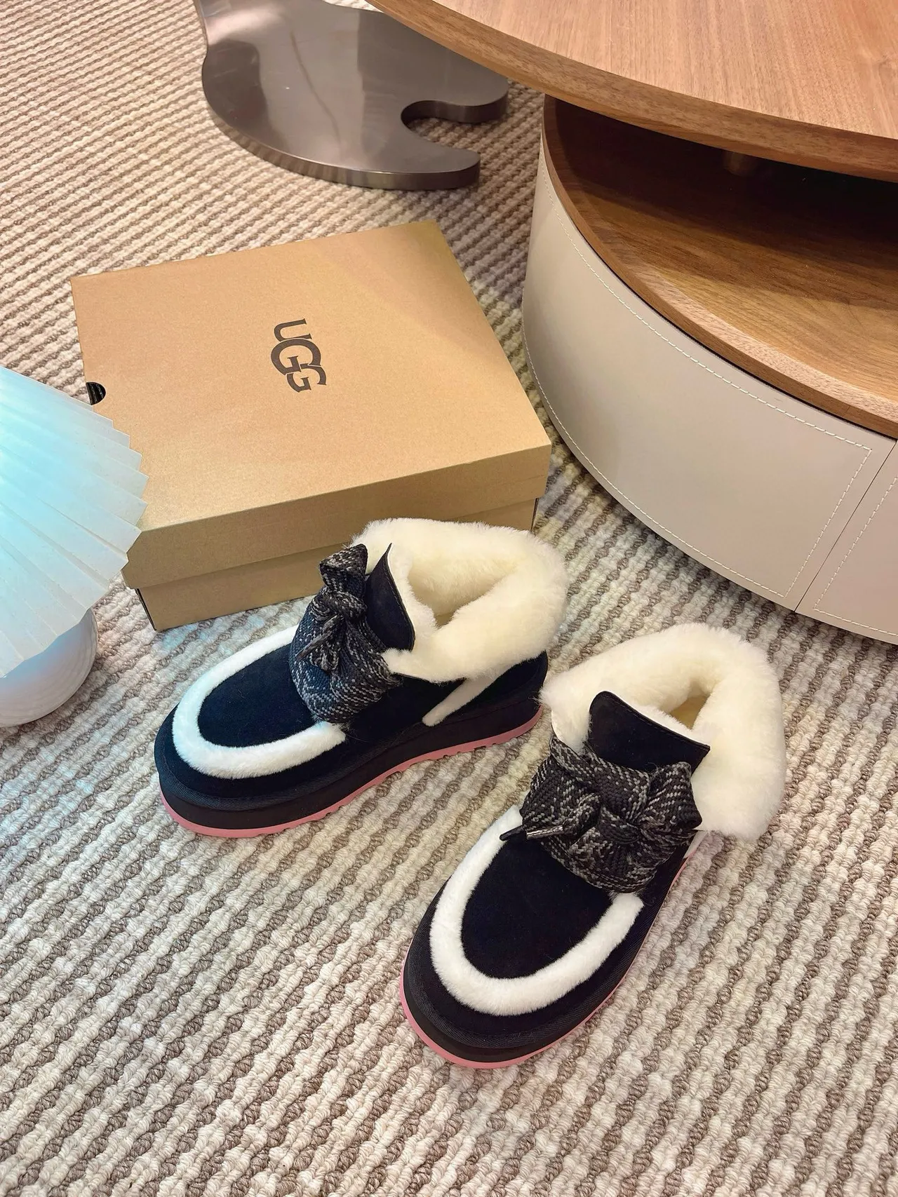 UGG Tasman启发的黑色和白色羊毛平台雪靴 4