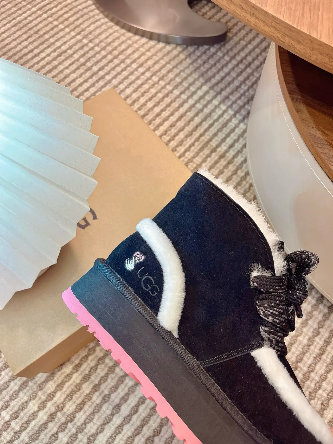 UGG Tasman启发的黑色和白色羊毛平台雪靴 6