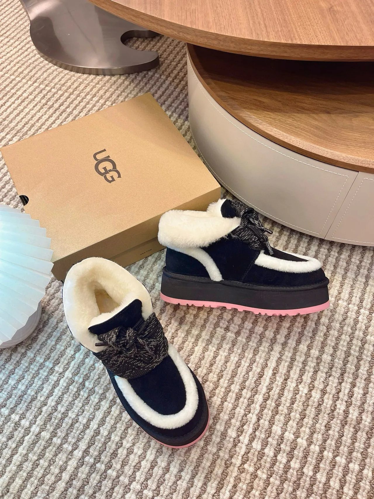 UGG Tasman启发的黑色和白色羊毛平台雪靴 7