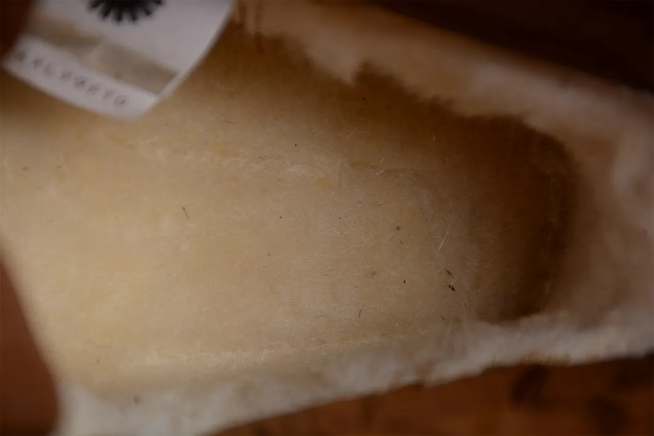 UGG Tasman Tan क्विल्टेड कॉलर स्नो बूट 4