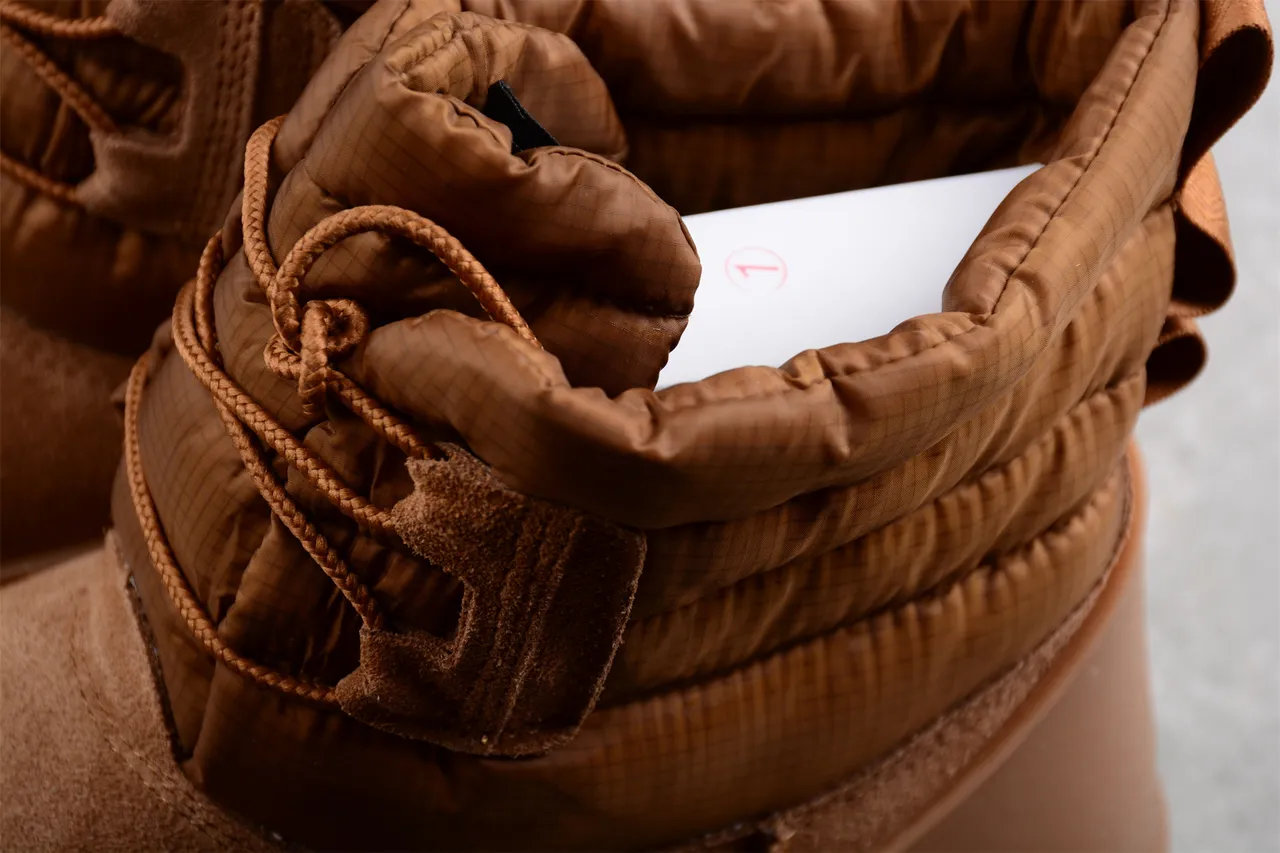 UGG Tasman Tan क्विल्टेड कॉलर स्नो बूट 5