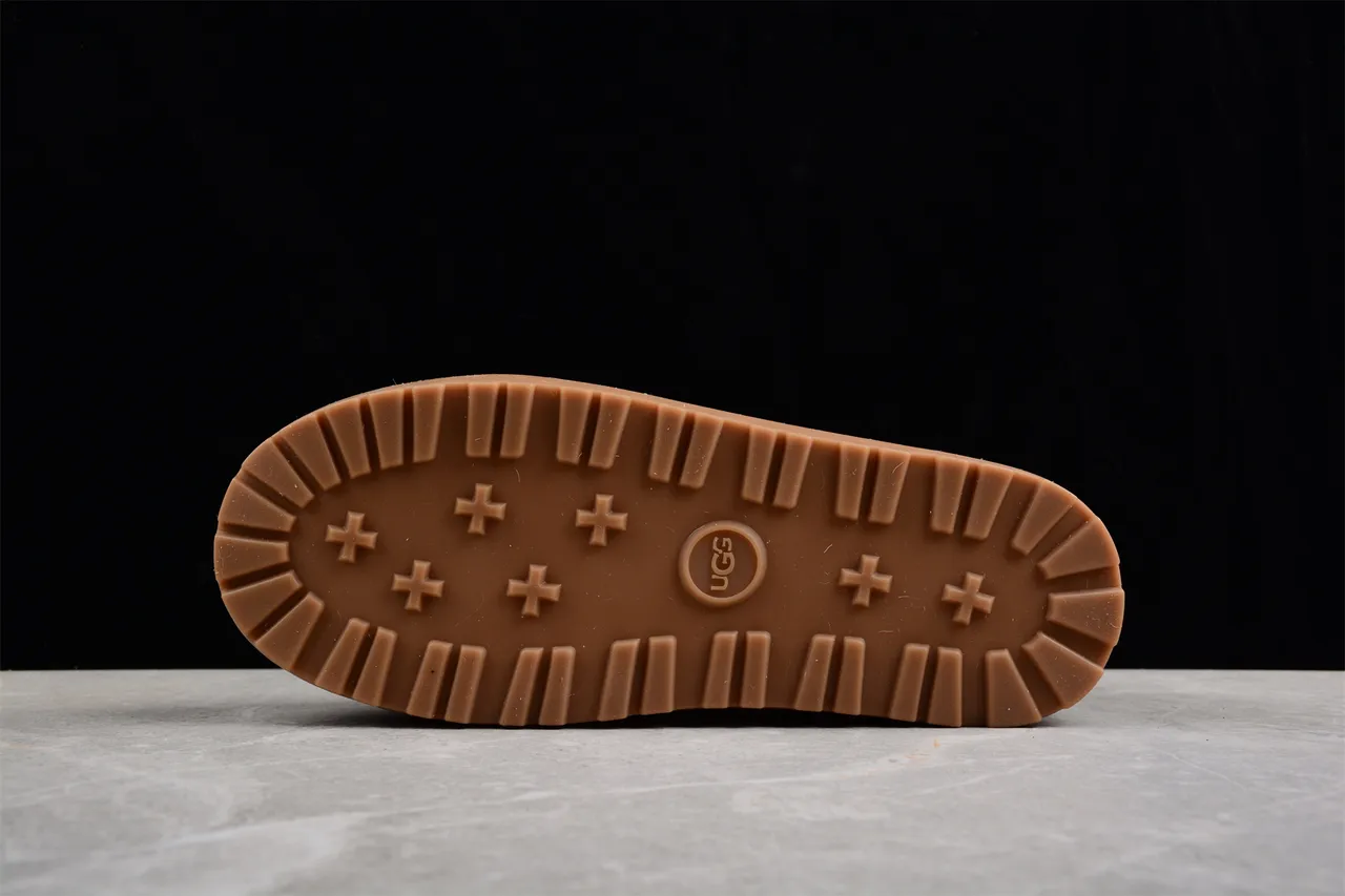UGG Tasman Tan क्विल्टेड कॉलर स्नो बूट 12