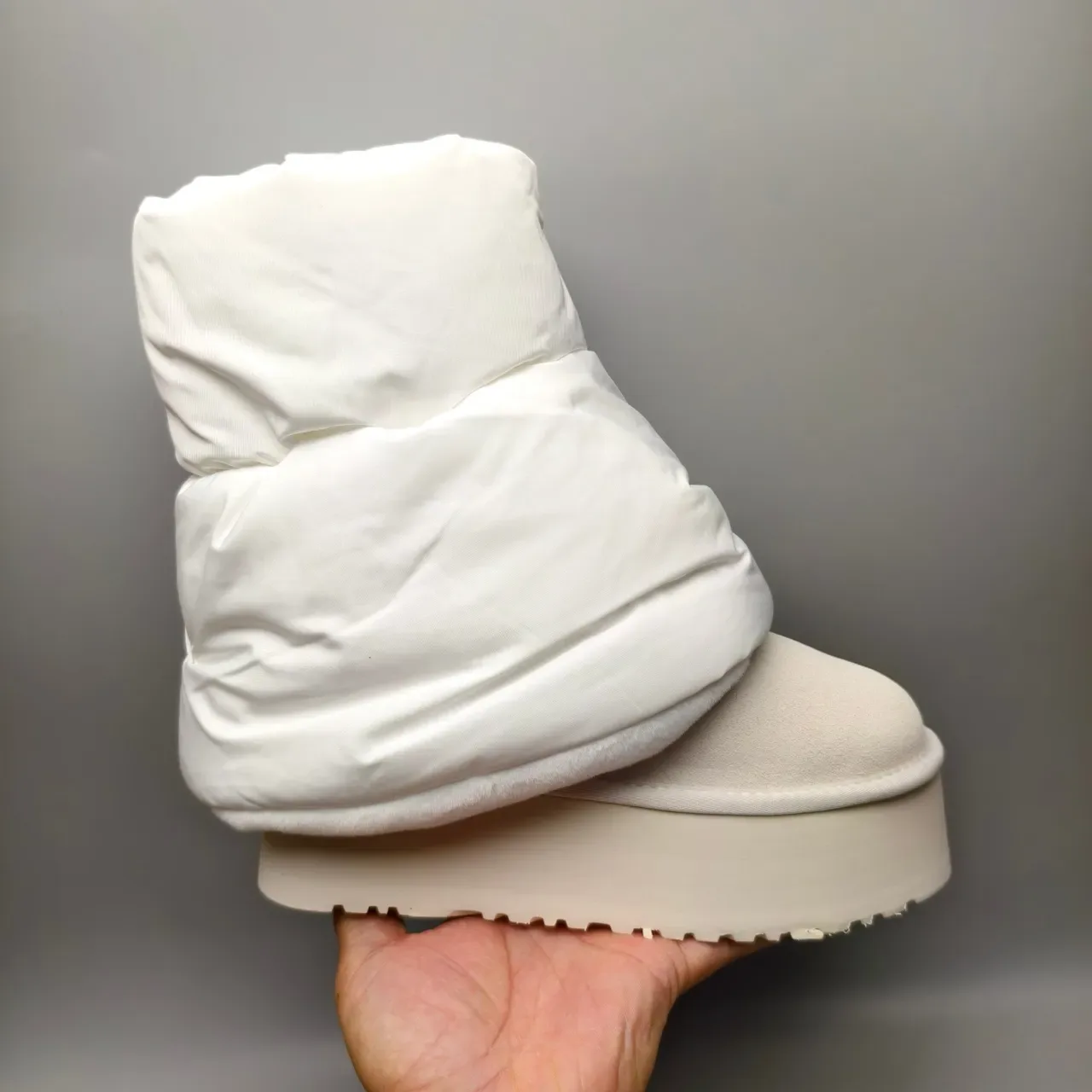 UGG Tasman सफेद प्लेटफॉर्म सोल फोल्डेड पफी कफ स्नो बूट 2