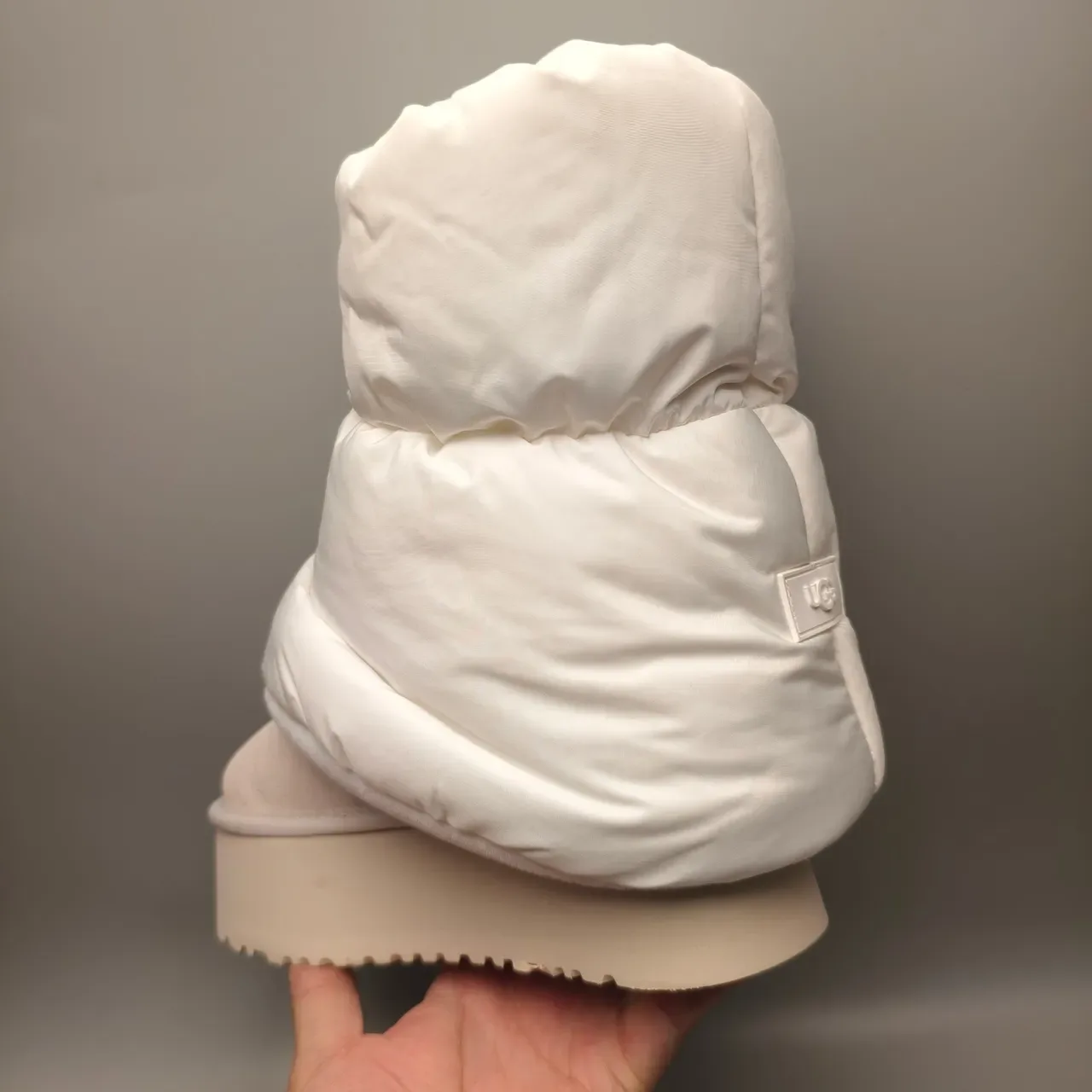 UGG Tasman सफेद प्लेटफॉर्म सोल फोल्डेड पफी कफ स्नो बूट 4