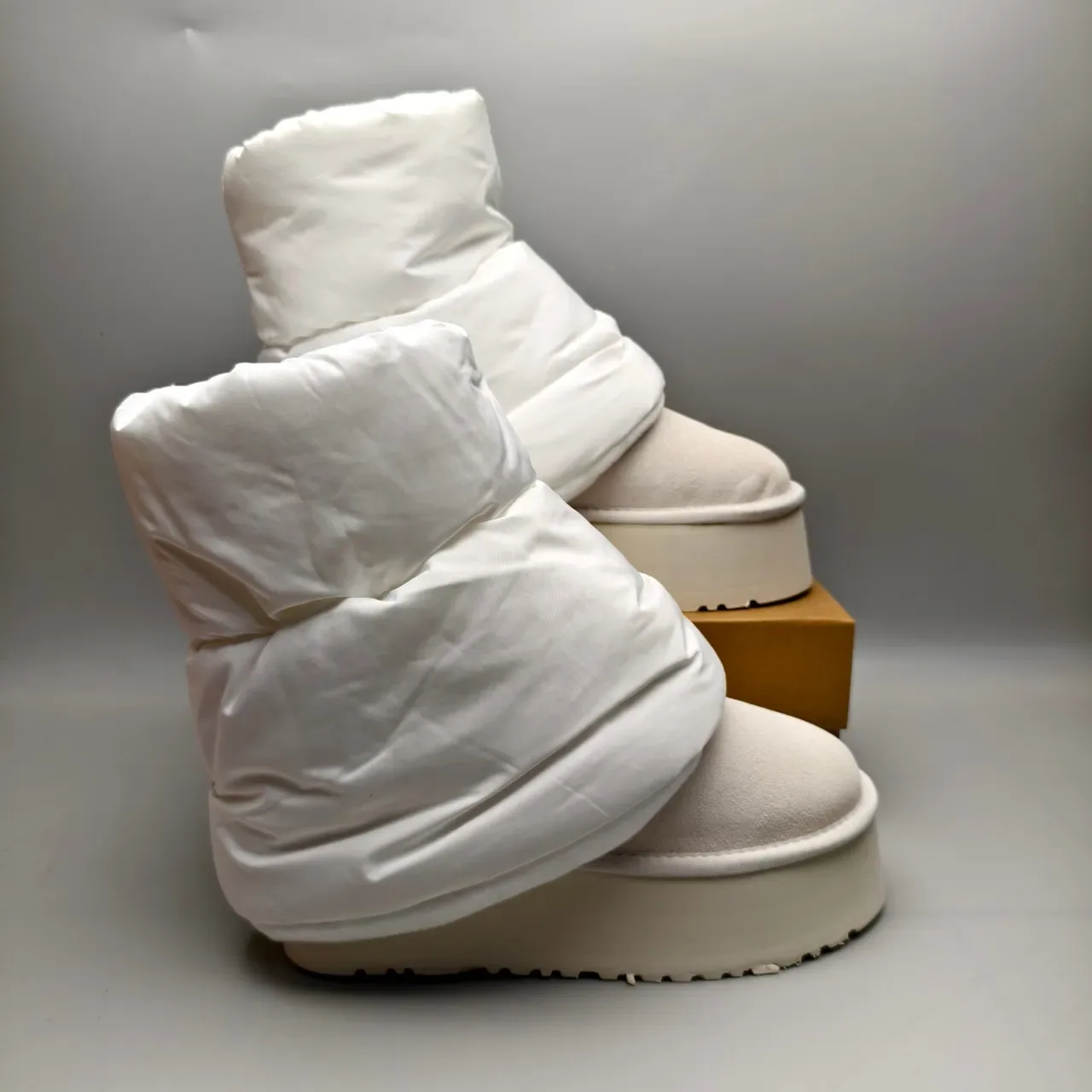 UGG Tasman सफेद प्लेटफॉर्म सोल फोल्डेड पफी कफ स्नो बूट 5
