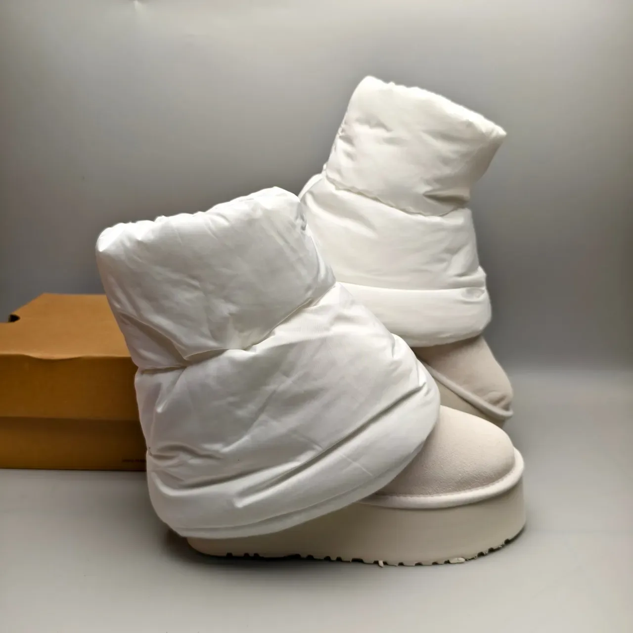 UGG Tasman सफेद प्लेटफॉर्म सोल फोल्डेड पफी कफ स्नो बूट 6