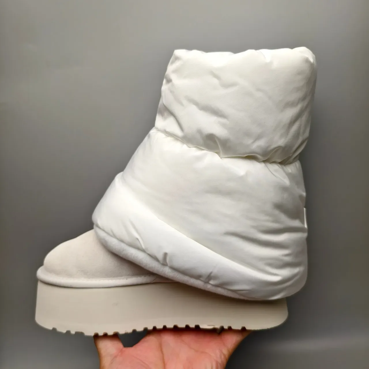 UGG Tasman सफेद प्लेटफॉर्म सोल फोल्डेड पफी कफ स्नो बूट 7