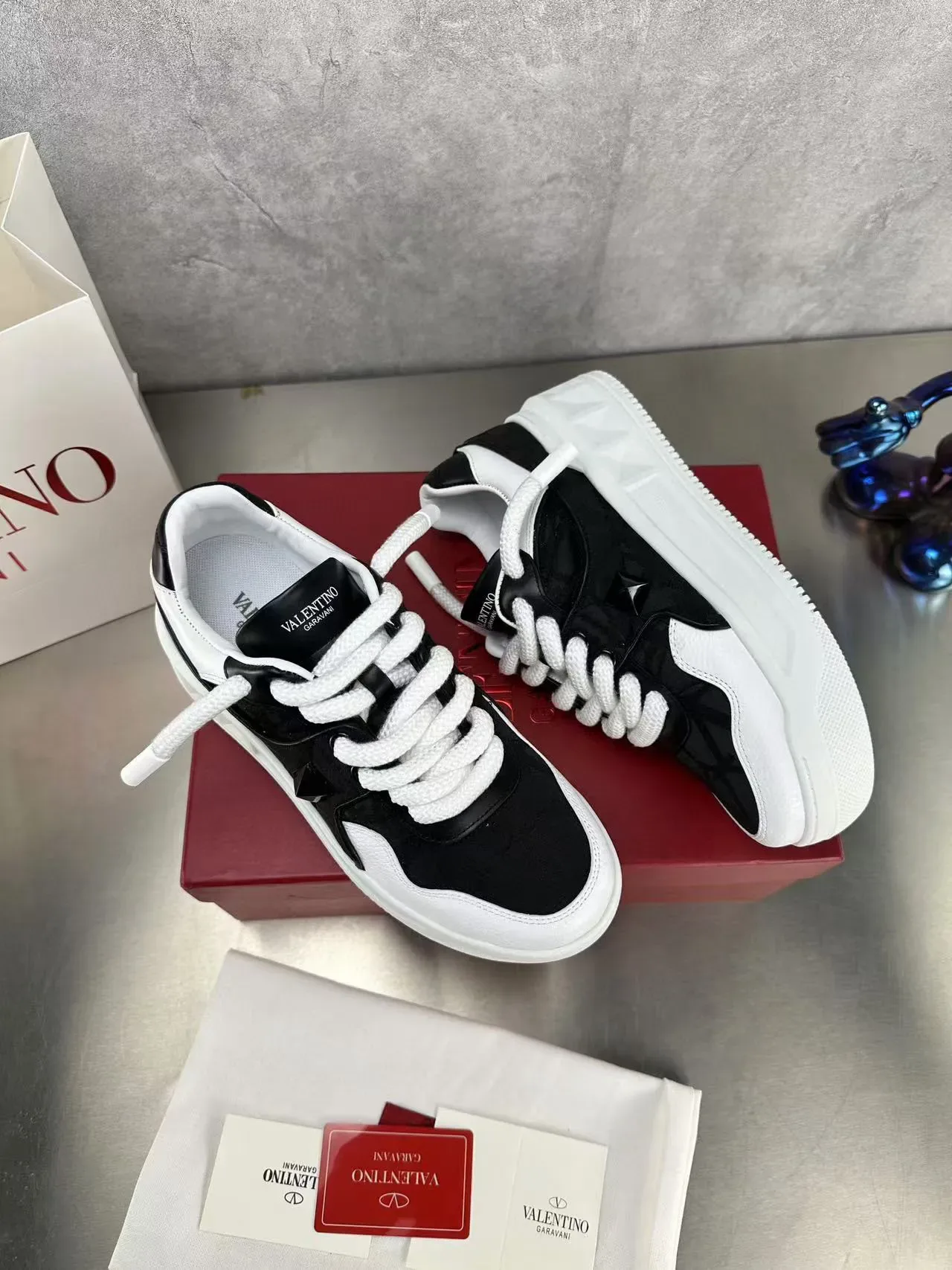 Valentino কালো সাদা মোটা প্ল্যাটফর্ম সোল কনট্রাস্ট লাইফস্টাইল স্নিকার্স 4
