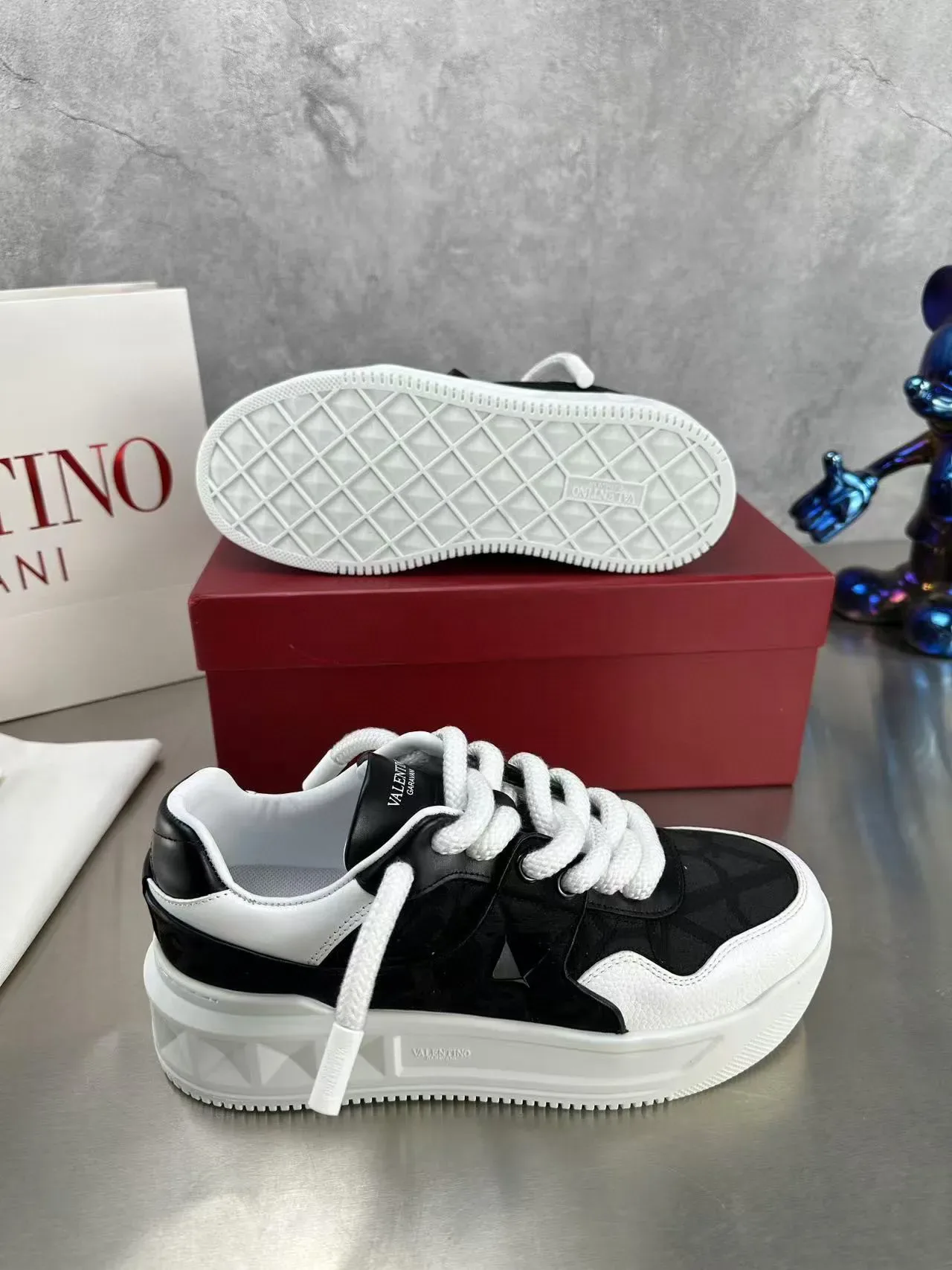 Valentino কালো সাদা মোটা প্ল্যাটফর্ম সোল কনট্রাস্ট লাইফস্টাইল স্নিকার্স 5