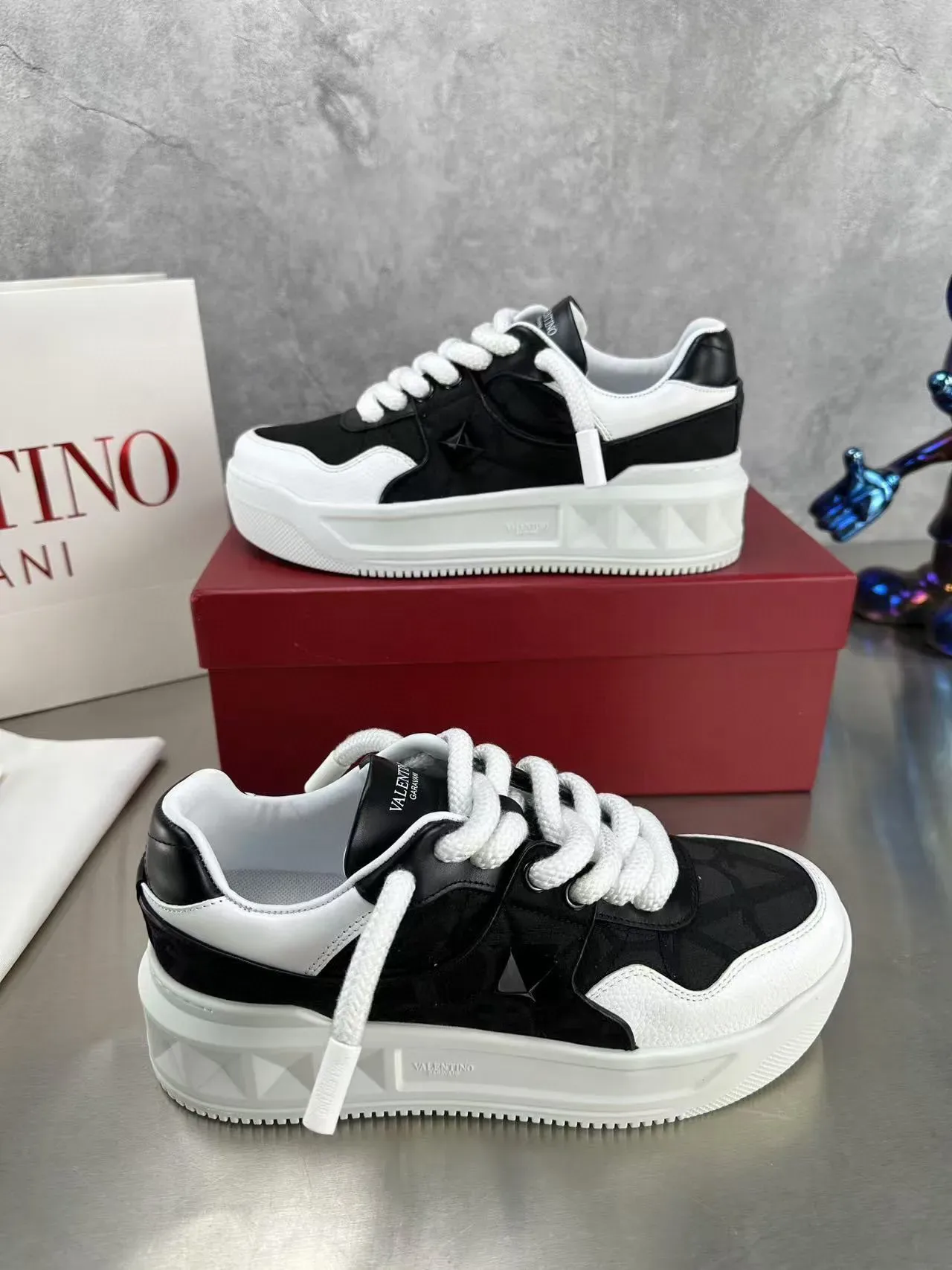 Valentino কালো সাদা মোটা প্ল্যাটফর্ম সোল কনট্রাস্ট লাইফস্টাইল স্নিকার্স 6