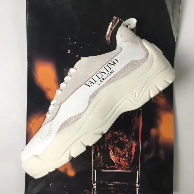 Valentino Garavani Zapatillas chunky blancas y beige 2