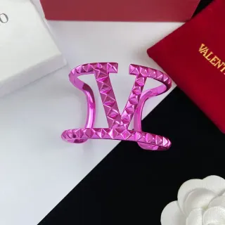 Valentino গোলাপি ধাতু পিরামিড-স্টাডড ব্রেসলেট